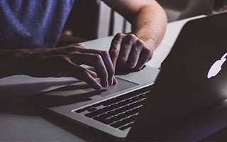 爱游戏官网充值-压迫阵型推前，前锋积极回抢，前锋怎么压迫